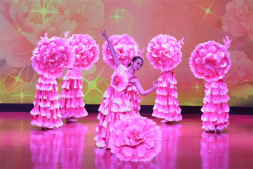 华体会hth·（体育）（中国）官方网站2019年度工作动员大会---舞蹈《花开树恩》