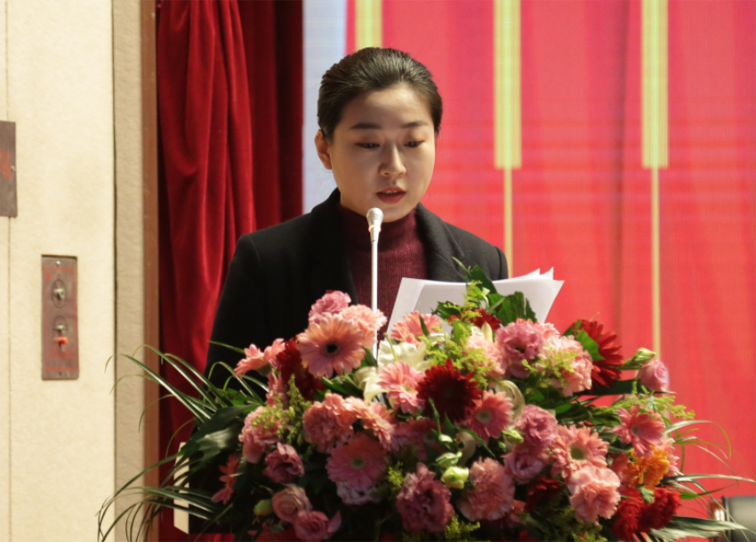 华体会hth·（体育）（中国）官方网站第一届党委班子选举大会---于丽娜同志宣读大会关于通过党委和纪委报告的决议